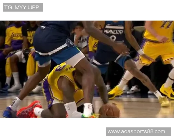 布朗遭遇滑铲未判犯规主裁解释两人滑倒导致未吹哨