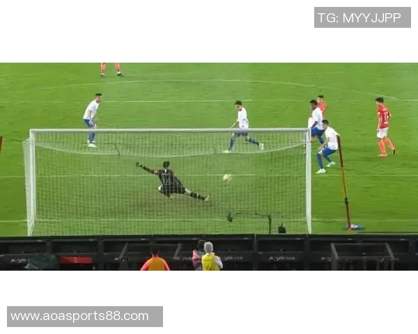 神奇扑救!王大雷在第18分钟成功挡住叶楚贵的近距离头球射门 神奇扑救!王大雷在第18分钟成功挡住叶楚贵的近距离头球射门