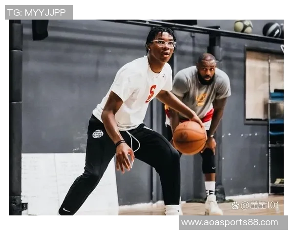 布莱斯前场篮板补篮詹姆斯兴奋转发赛场瞬间赞叹6号表现出色