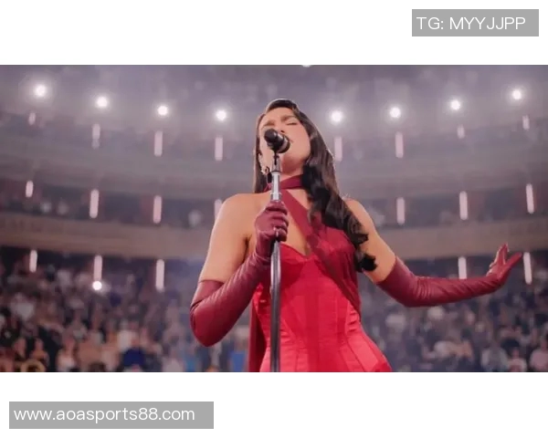 歌手杜阿利帕现场观战博卡与河床引发争议手持两队球衣合影引热议